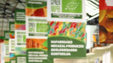 La antigua estación de autobuses acogió durante el pasado fin de semana la primera edición de la Feria ecológica de Navarra con un completo éxito de público. Durante tres días, más de sesenta empresas de Navarra mostraron sus productos en los expositores. Además, se realizaron diferentes charlas y talleres para dar a conocer la filosofía de producción de este tipo de alimentos así como sus beneficios.