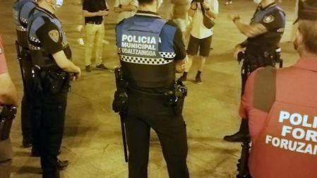 Propuestas para sanción ocho personas por celebrar una fiesta en un piso de la plaza del Castillo