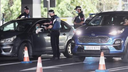 Agentes de la Policía Municipal de Madrid realizan controles de movilidad en el distrito de Puente de Vallecas