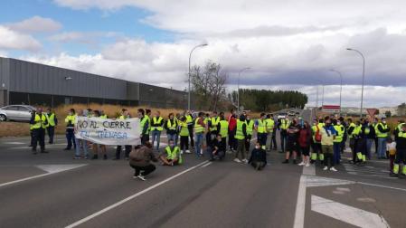 Los trabajadores de Trenasa han cortado la N-113 tras el anuncio de los despidos.