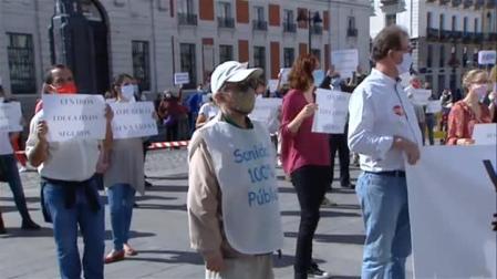 Vecinos se solidarizan con los barrios del sur de Madrid en una protesta ante la Puerta del Sol