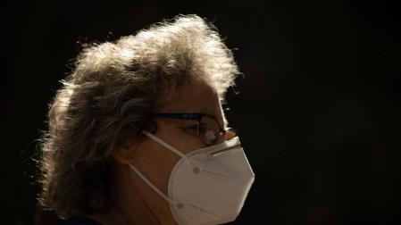 Una mujer camina por una calle de Barcelona.