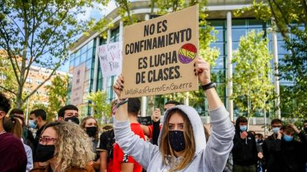 Centenares de personas rechazan las medidas de Ayuso y piden su dimisión