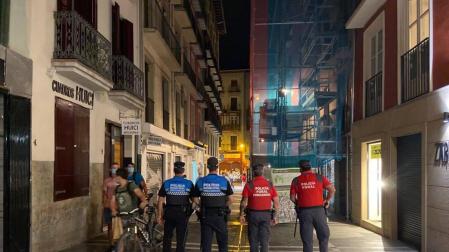 Patrullaje conjunto de la Policía Municipal y la Policía Foral por las calles de Pamplona.