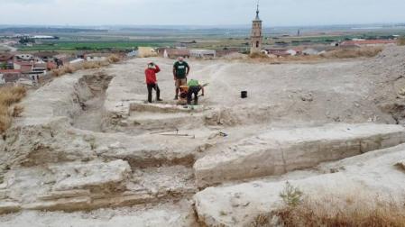 Imagen general de lo que fue el recinto amurallado del Castillo de Valtierra, con el casco urbano de la localidad al fondo.