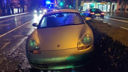 El conductor de un Porsche pierde el control en la plaza de la Paz y acaba sobre la mediana