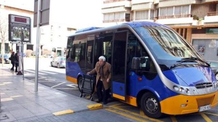 Una mujer baja del autobús en la calle Gaztambide-Carrera. NURIA G. LANDA