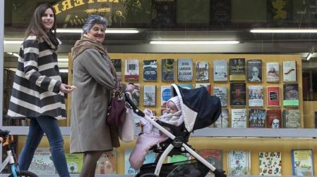 El comercio de Estella hace de sus escaparates una ruta literaria