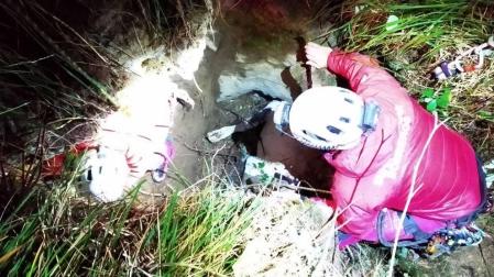Rescatada una vaca que había caído a una sima en Ezcároz