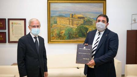 El Fiscal Superior entrega en el Parlamento la Memoria de la Fiscalía de 2019