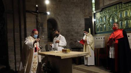 El arzobispo bendice con agua el altar milenario, con los anillos episcopales de la Edad Media y la arqueta traída en 1099.