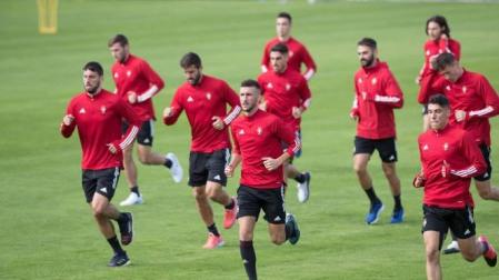 Los jugadores de Osasuna, en el campo de entrenamiento de Tajonar.