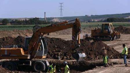 Trabajos de construcción de la plataforma del TAV en el tramo de Peralta, durante el pasado verano.