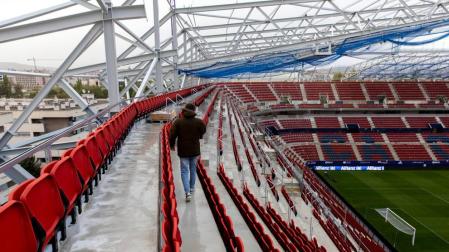 Una imagen tomada desde lo alto del anillo superior de Sur. Se aprecia la verticalidad y cercanía con el terreno de juego.