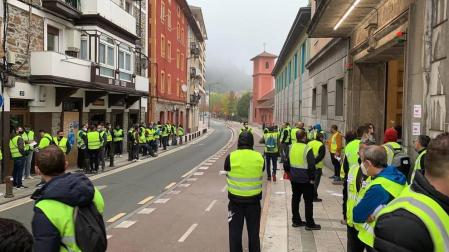 La plantilla de Trenasa Castejón lleva su protesta a la central de CAF