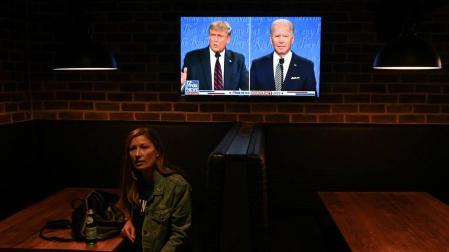 Una mujer mira el debate presidencial norteamericano en Sidney.