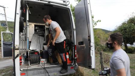Técnicos de la Red Sísmica Nacional se desplazaron este jueves por la tarde a Zunzarren, valle de Lizoáin, para instalar sismógrafos.