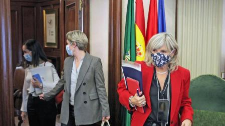 María Caballero, María García Barberena y María Echávarri al entrar al salón de plenos.