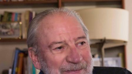 Luis Arbea, en la biblioteca de su casa.