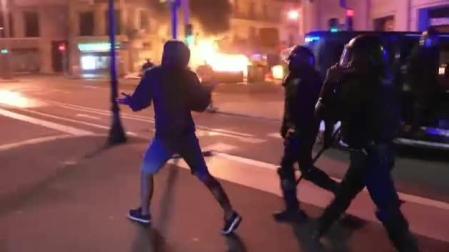 Vídeo: Batalla campal en las calles de Barcelona por el aniversario del 1-O