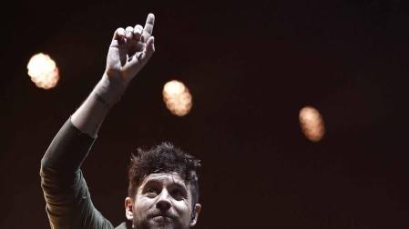 El cantante y pianista malagueño reunió a cerca de tres mil personas en el pabellón pamplonés