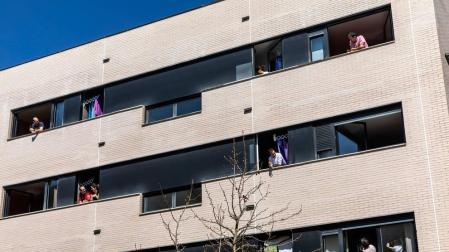 Una mañana soleada, silenciosa y solitaria en estado de alerta