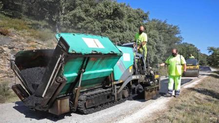 Trabajos de asfaltado y bacheo en los 6,5 km de la carretera del monte Ezkaba
