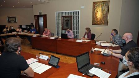 Mikel Ganuza sentado en su asiento, el cuarto desde la derecha, entre ediles de EH Bildu y Geroa Bai.