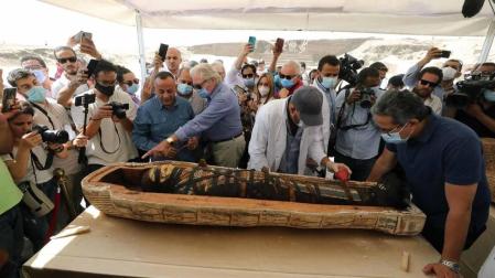 Fotos de los sarcófagos con momias dentro de hace 2.600 años