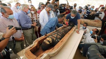 Fotos de los sarcófagos con momias dentro de hace 2.600 años