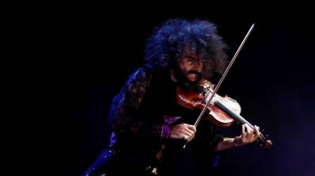 El violinista libanés conmovió en el pabellón pamplonés, acompañado esta vez por el pianista cubano Iván 'Melón' Lewis.