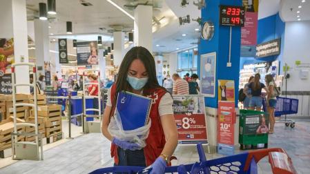 Carrefour entrega a Cruz Roja 5.000 euros en material escolar a favor de la infancia en riesgo social de Navarra
