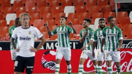 Un Betis solvente deja sin opción a un Valencia incapaz