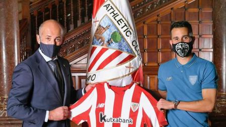 El presidente del Athletic Club, Aitor Elizegi, (i) tras la firma con el nuevo jugador del Athletic de Bilbao, Alex Berenguer.