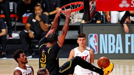 Anthony Davis machaca el aro ante los jugadores de Miami.