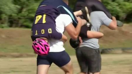 Hungría celebra la tradicional carrera "Cargar con la esposa"