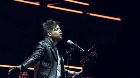 Pablo López llena el Navarra Arena con su piano y su voz de libertad