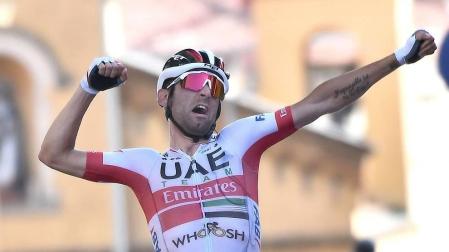 Diego Ulissi celebra su victoria en Agrigento.