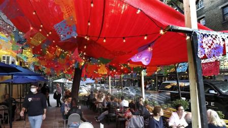 Nueva York pide cerrar toda actividad no esencial en los barrios con brotes