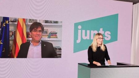 El líder de JxCat, Carles Puigdemont, junto a la vicepresidenta de JxCat Elsa Artadi, en el acto de clausura del congreso fundacional del partido.