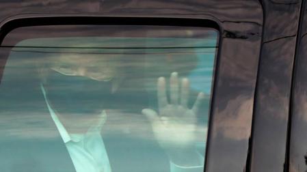 Trump saluda a sus simpatizantes desde el coche.