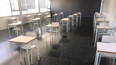 Aula de Miravalles-El Redín preparada con distancia de seguridad para acoger a los alumnos este lunes.