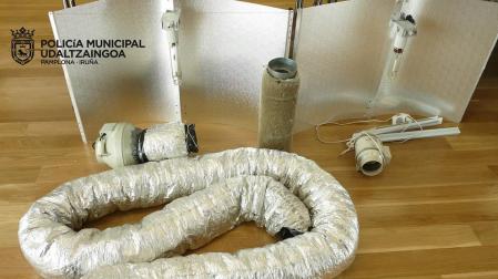 Material incautado en la operación contra el tráfico de drogas llevada a cabo por la Policía Municipal de Pamplona en el barrio de la Rochapea con un joven de 18 años detenidos.