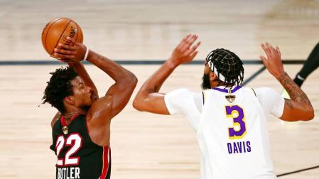 Butler ensaya el tiro ante la oposición de Anthony Davis.