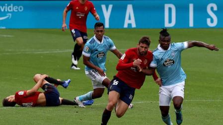 Jonathan Calleri pugna por el balón con el defensor Aidoo.