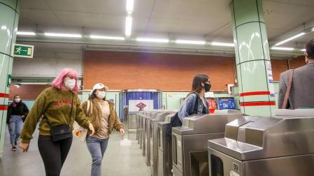 Científicos dicen que hay una evidencia abrumadora de transmisión de la COVID-19 por el aire