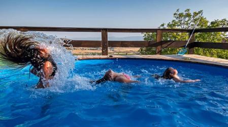 El consumo de agua baja en casa y cae a casi la mitad en la hostelería