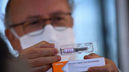 Gustavo Romero, el profesor de medicina que coordina la investigación en Brasil sobre la vacuna contra el coronavirus muestra una dosis de la vacuna de Sinovac contra el coronavirus, en fase tres de prueba.