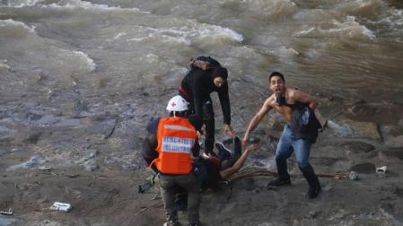 Detenido el carabinero que empujó a un manifestante de 16 años al río por un presunto homicidio frustrado