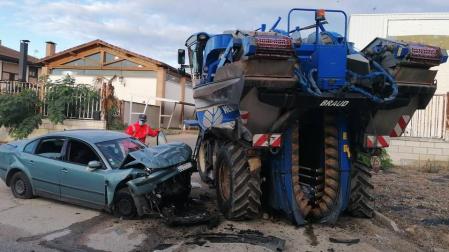 Herido grave un conductor tras salirse de la vía y colisionar contra una cosechadora